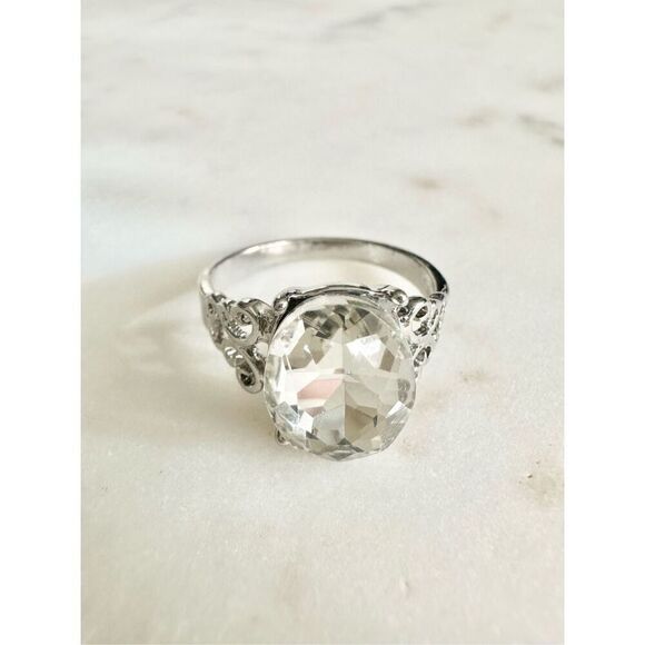 No Brand Jewelry - Sparkly oval rhinestone ring size 10
